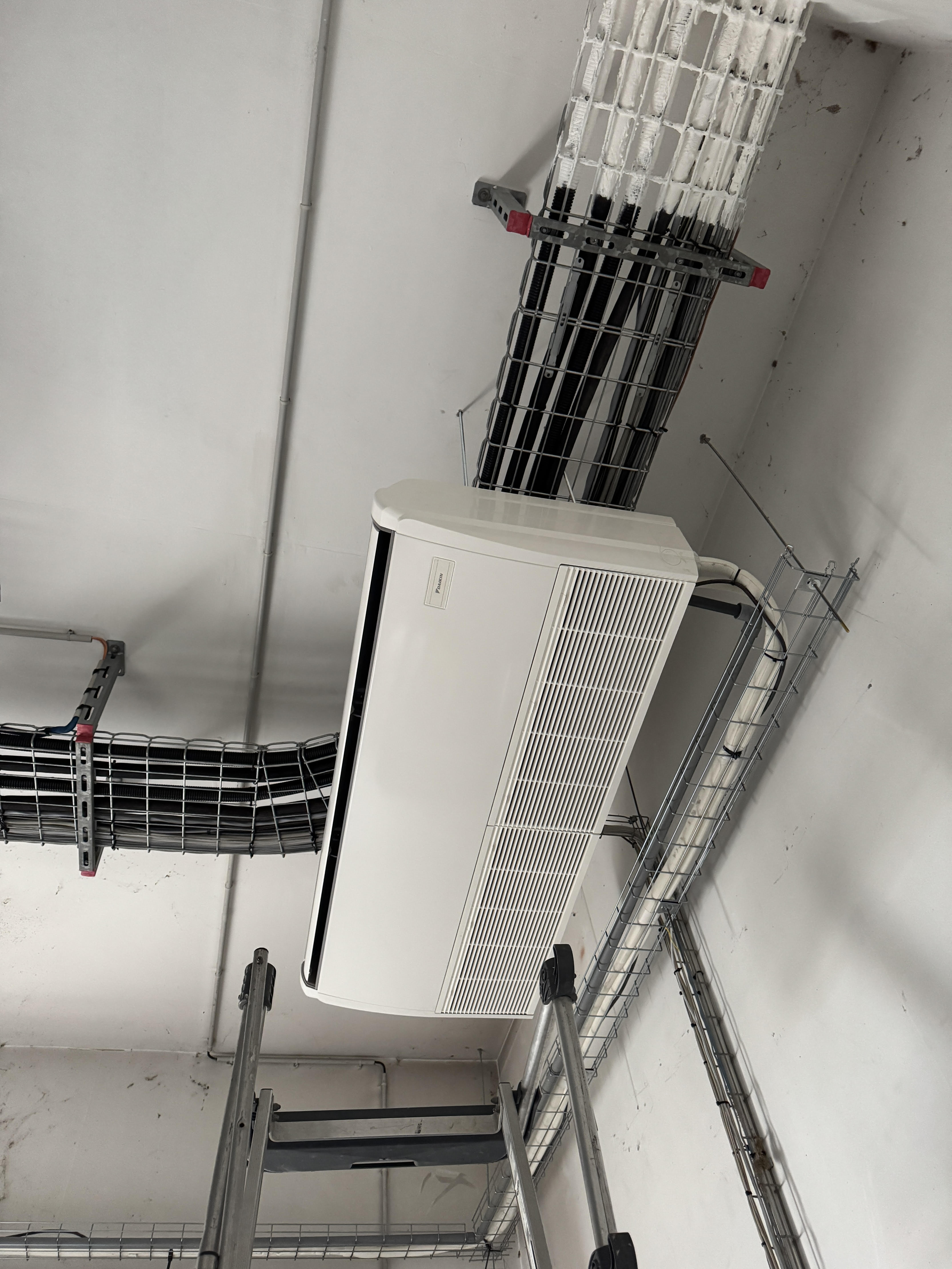 Unité de climatisation industrielle fixée au plafond